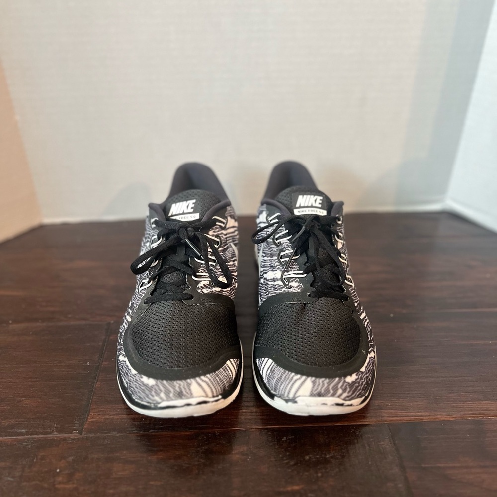 NIKE Flyknit Men's Black and White Zebra Patterned Athletic Running Shoes